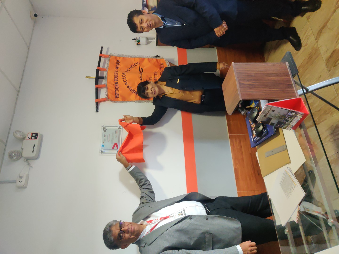 develacion de placa de reconocimiento de macmillan para inspiration school